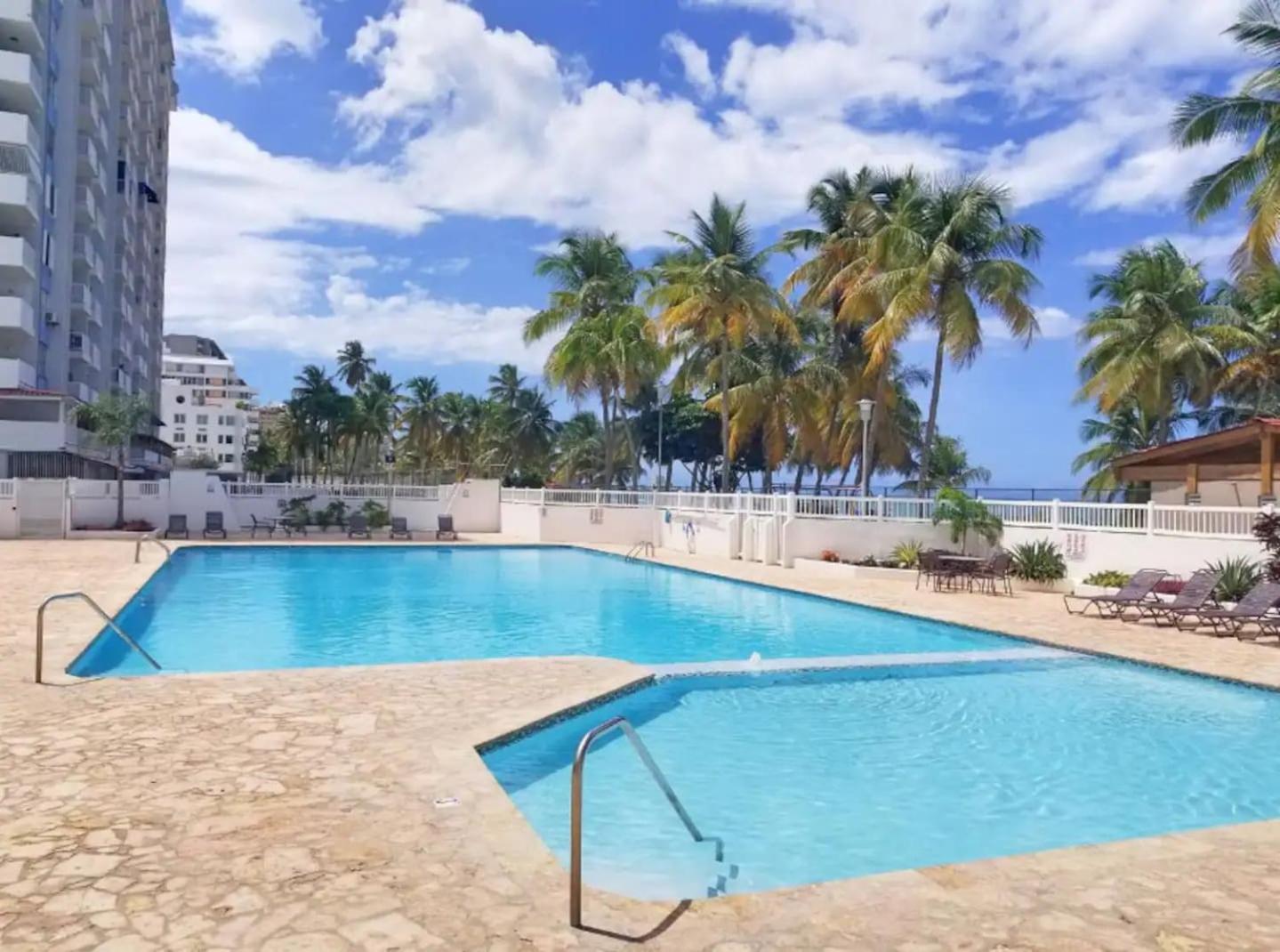 Sunset Paradise Cozy Beachfront Escape - Isla Verde Σαν Χουάν Εξωτερικό φωτογραφία