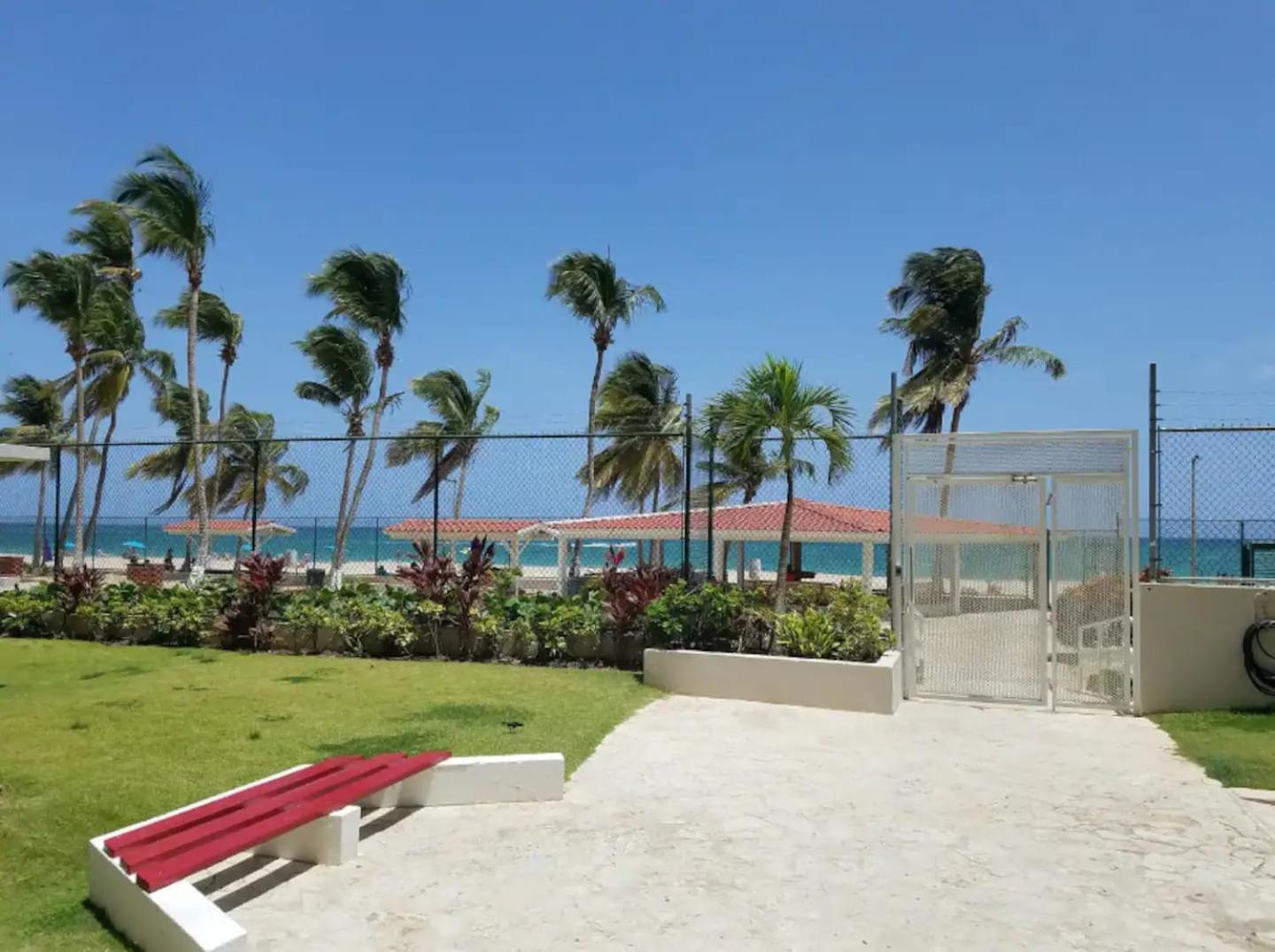 Sunset Paradise Cozy Beachfront Escape - Isla Verde Σαν Χουάν Εξωτερικό φωτογραφία