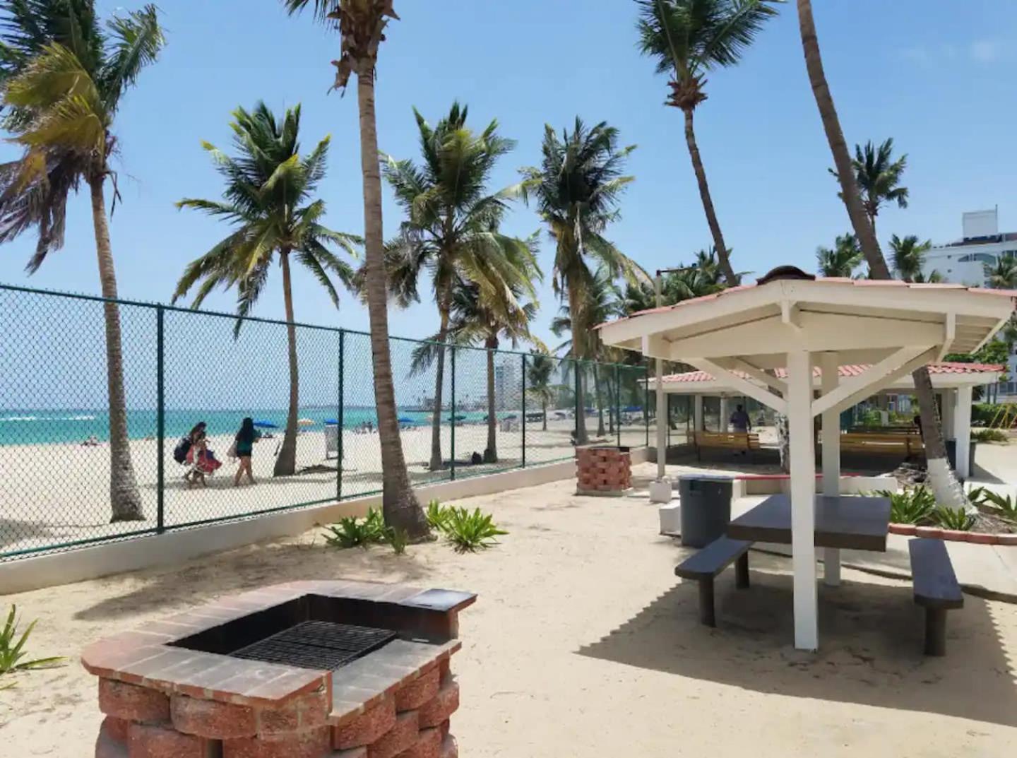 Sunset Paradise Cozy Beachfront Escape - Isla Verde Σαν Χουάν Εξωτερικό φωτογραφία