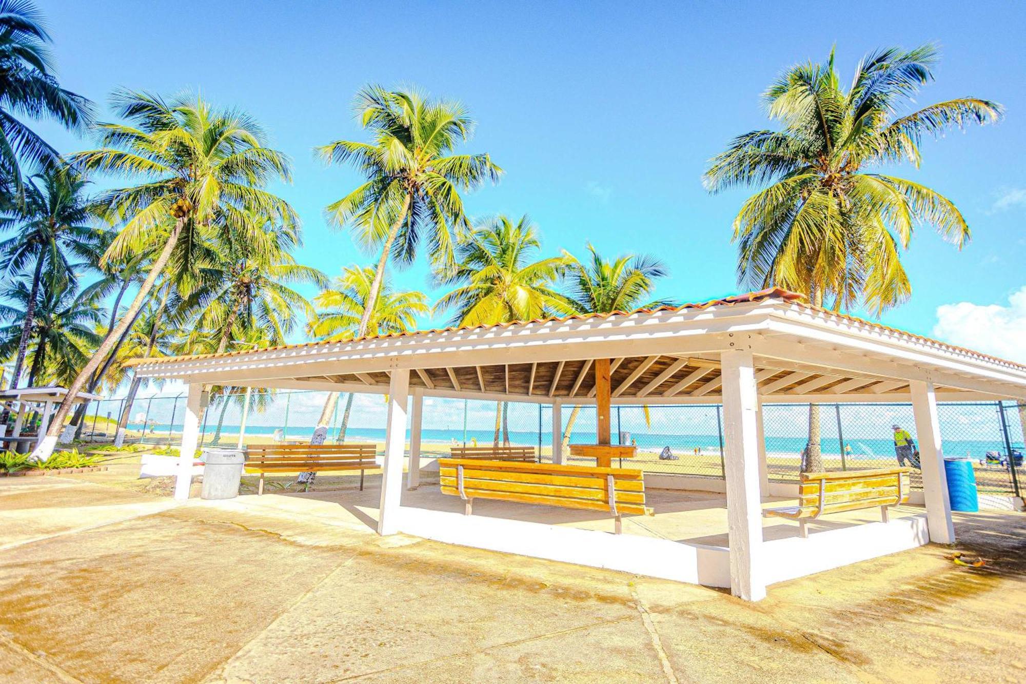 Sunset Paradise Cozy Beachfront Escape - Isla Verde Σαν Χουάν Εξωτερικό φωτογραφία