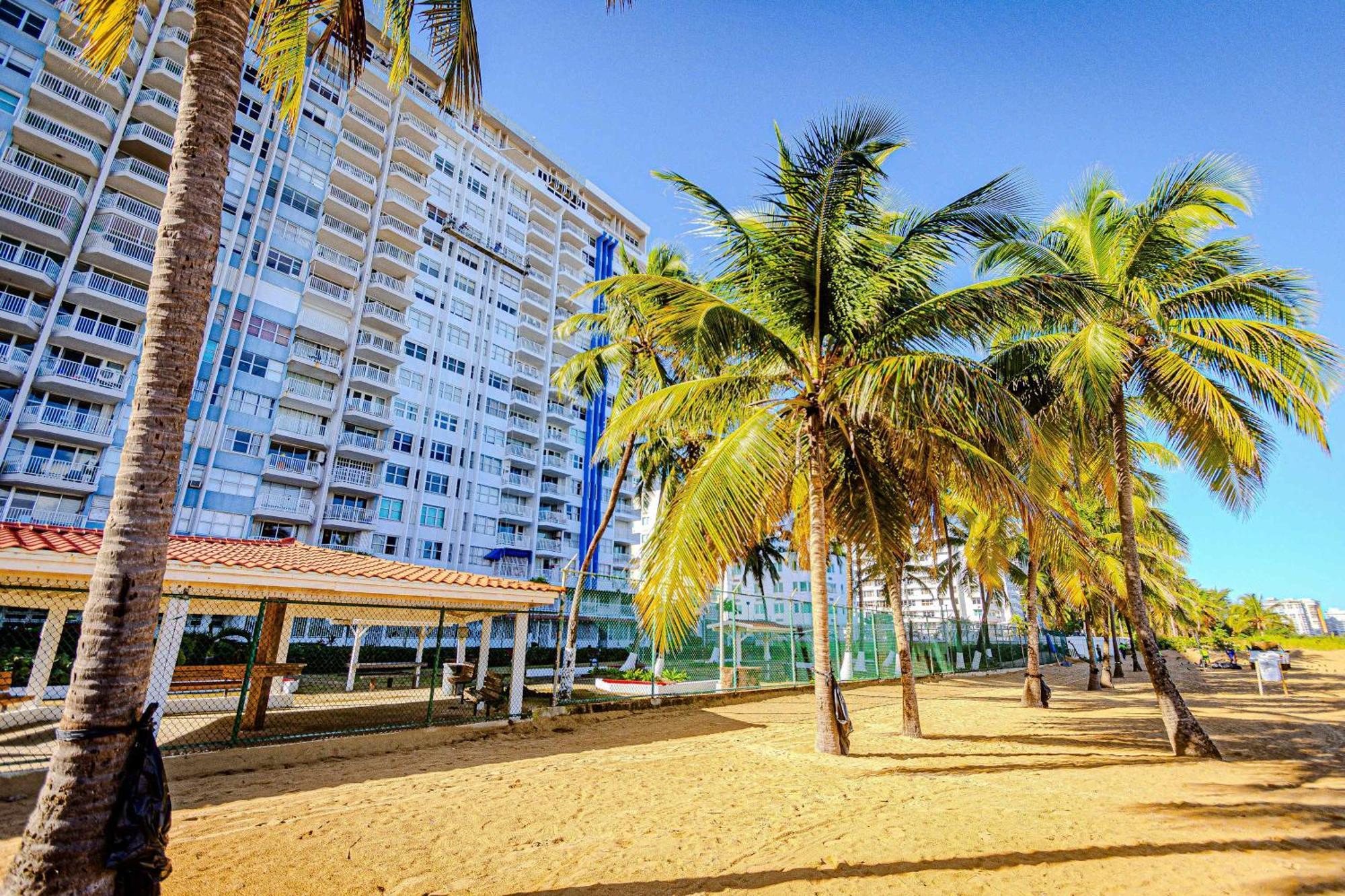 Sunset Paradise Cozy Beachfront Escape - Isla Verde Σαν Χουάν Εξωτερικό φωτογραφία